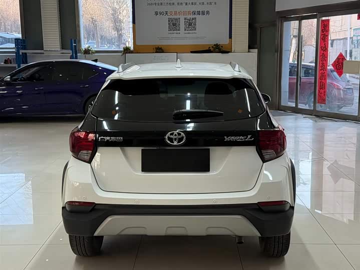 Фото 5 - Toyota Yaris L Hatchback