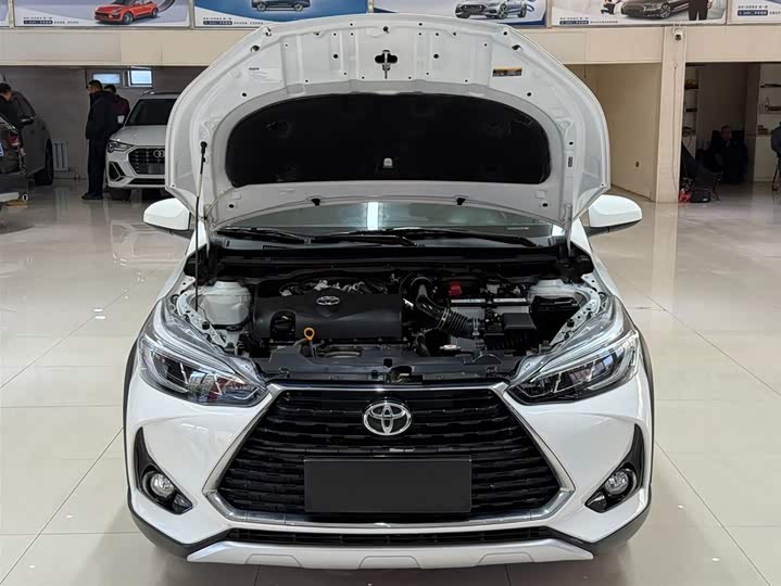 Фото 7 - Toyota Yaris L Hatchback