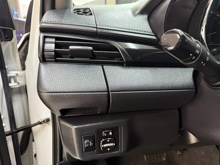 Фото 9 - Toyota Yaris L Hatchback