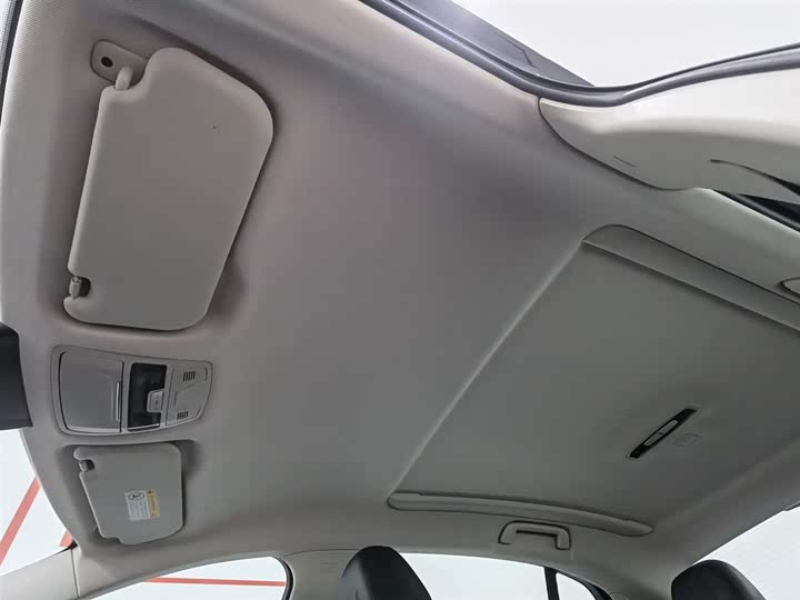 Фото 14 - Hongqi E-QM5