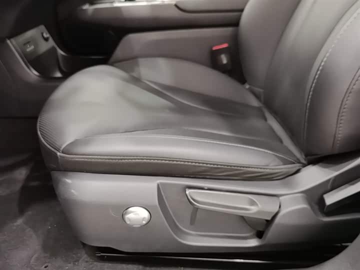 Фото 20 - Hongqi E-QM5