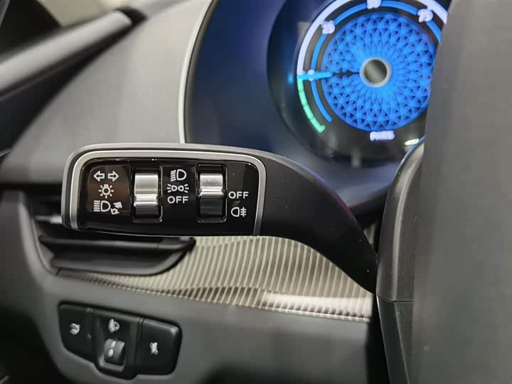 Фото 21 - Hongqi E-QM5