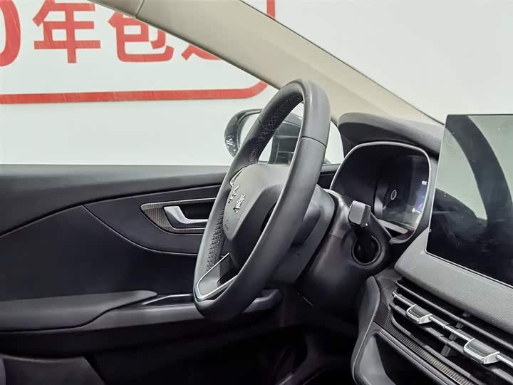 Фото 22 - Hongqi E-QM5