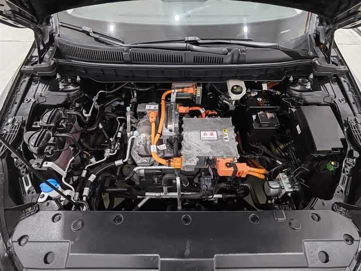 Фото 6 - Hongqi E-QM5