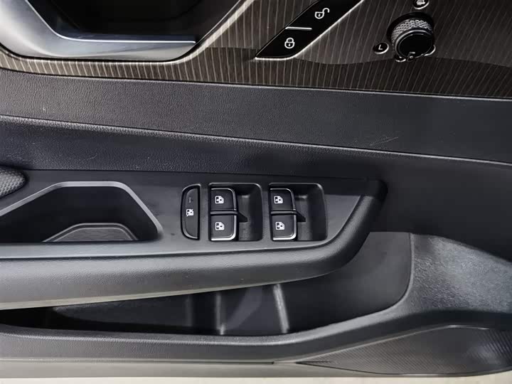 Фото 9 - Hongqi E-QM5