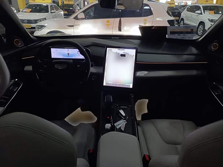 Фото 10 - Geely Atlas