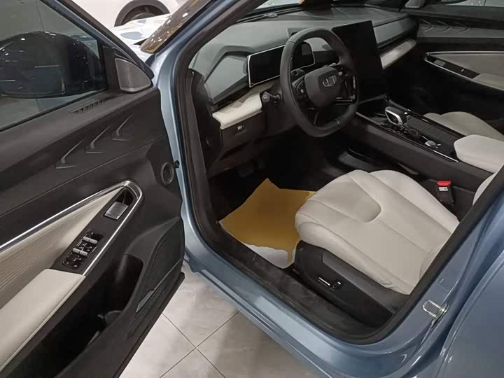 Фото 16 - Geely Atlas