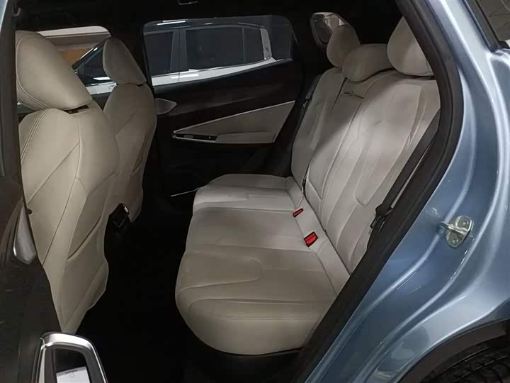 Фото 17 - Geely Atlas