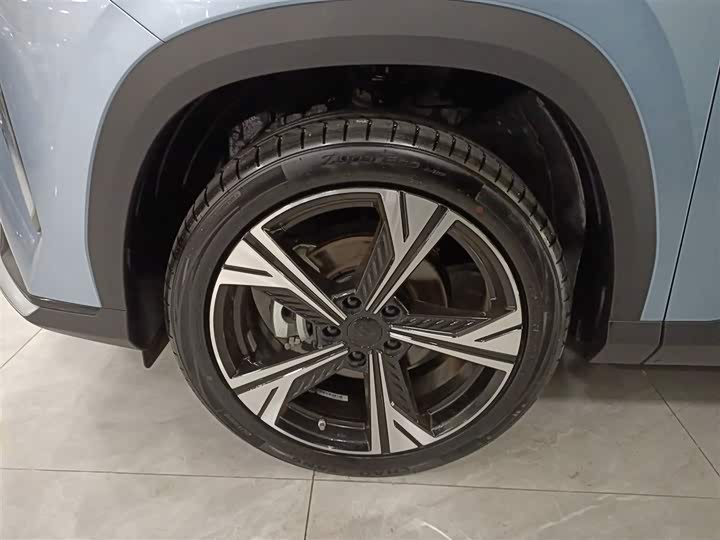 Фото 23 - Geely Atlas