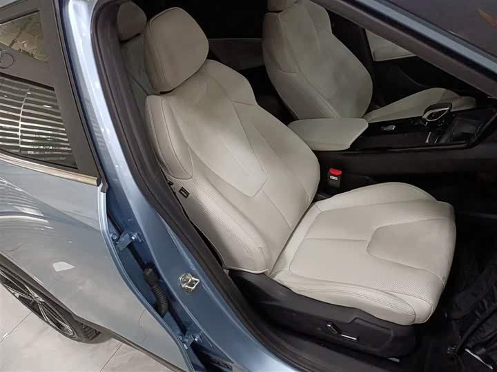 Фото 25 - Geely Atlas