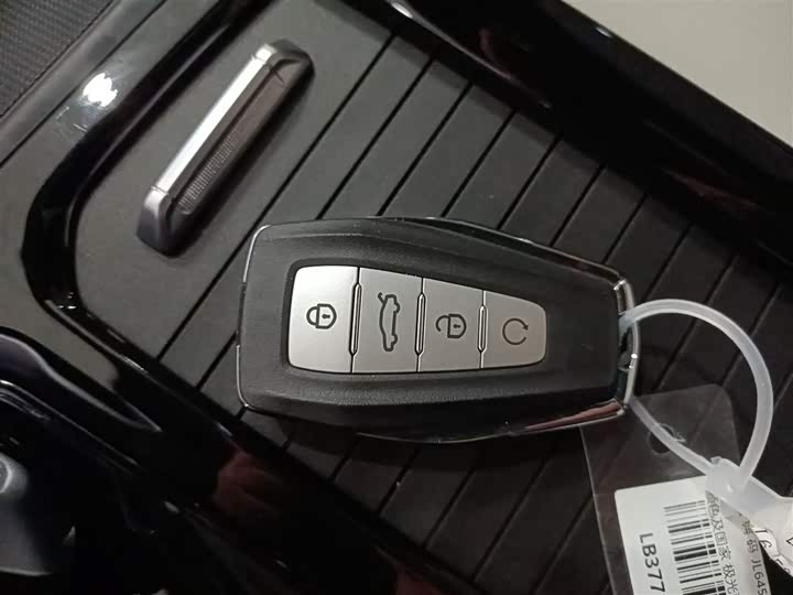 Фото 9 - Geely Atlas