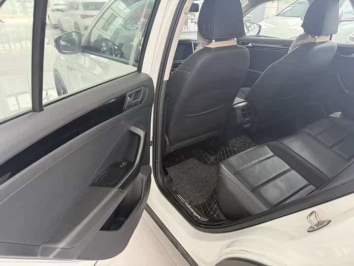 Фото 12 - Volkswagen T-Roc