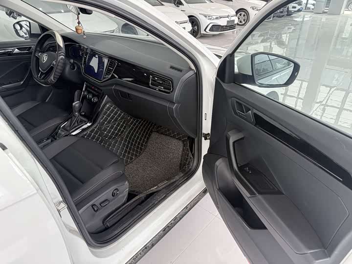 Фото 13 - Volkswagen T-Roc