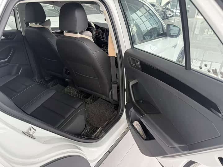 Фото 14 - Volkswagen T-Roc