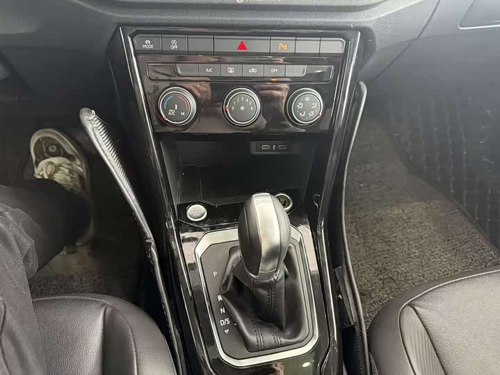 Фото 17 - Volkswagen T-Roc