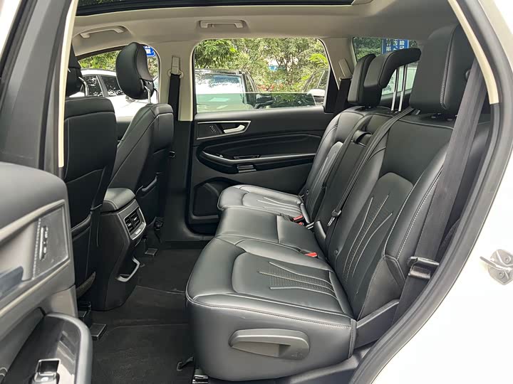 Фото 12 - Ford Edge