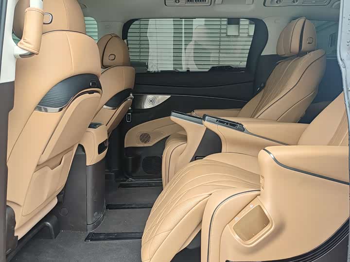 Фото 11 - Denza D9