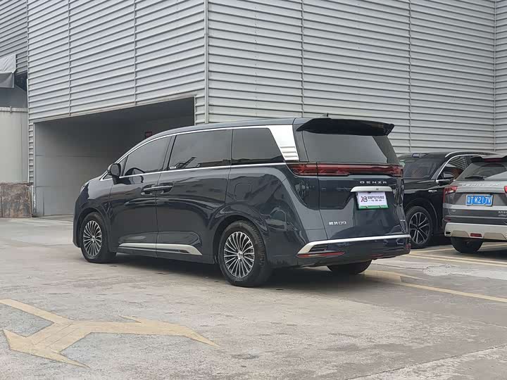 Фото 7 - Denza D9