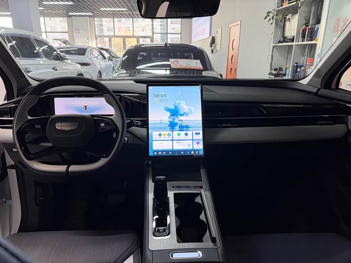 Фото 6 - Geely Atlas L