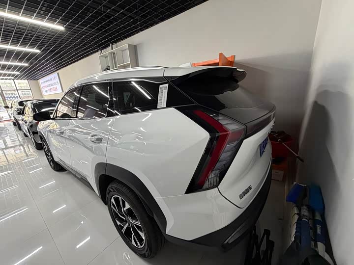 Фото 8 - Geely Atlas L