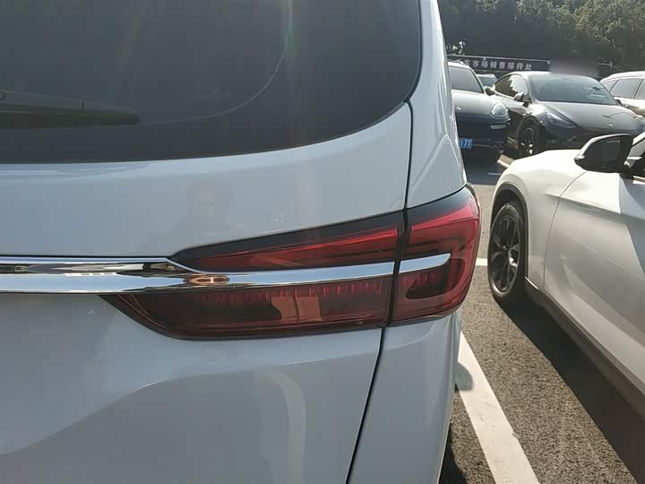 Фото 8 - Buick GL8 ES