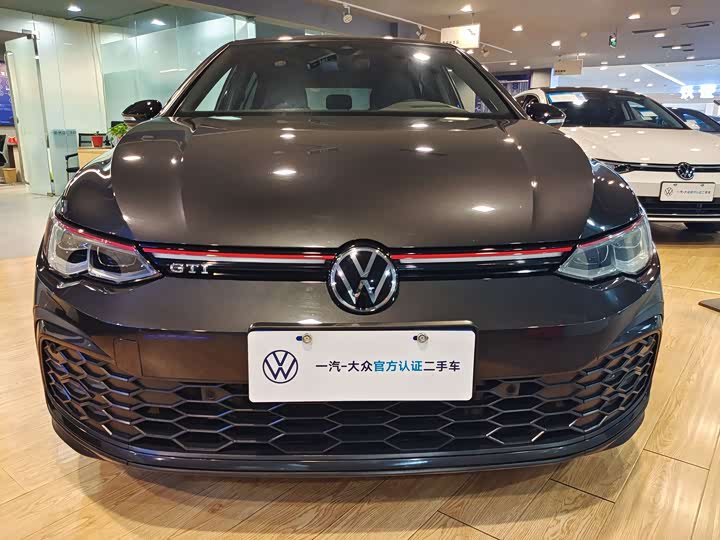 Фото 2 - Volkswagen Golf GTI