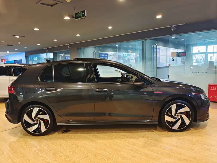 Фото 3 - Volkswagen Golf GTI