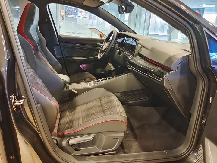 Фото 8 - Volkswagen Golf GTI