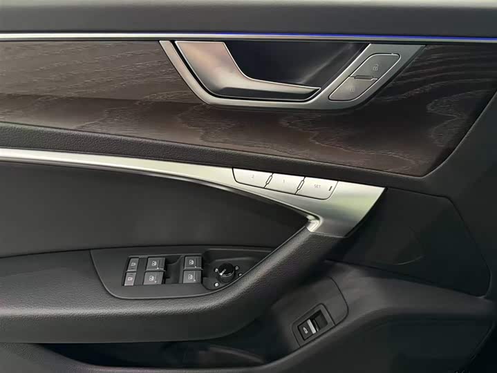 Фото 17 - Audi A6L