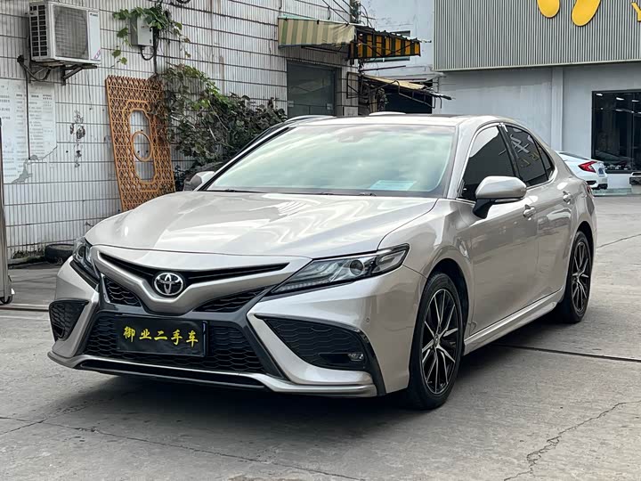 Фото 1 - Toyota Camry