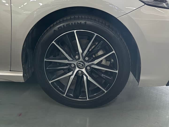 Фото 11 - Toyota Camry