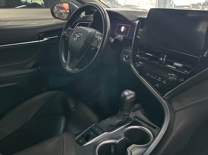 Фото 12 - Toyota Camry