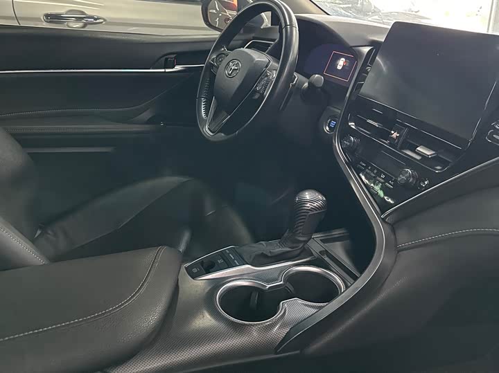 Фото 13 - Toyota Camry