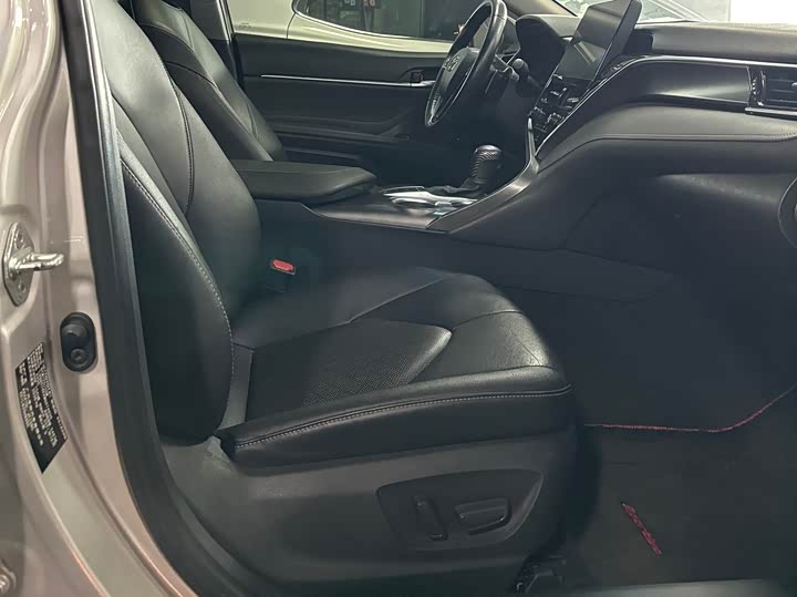 Фото 14 - Toyota Camry