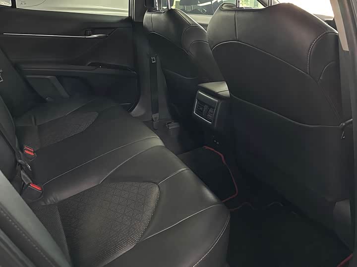 Фото 15 - Toyota Camry