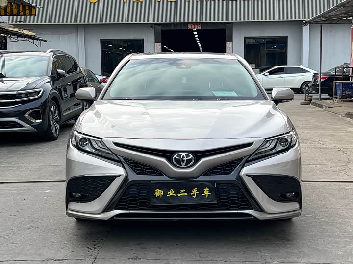 Фото 2 - Toyota Camry