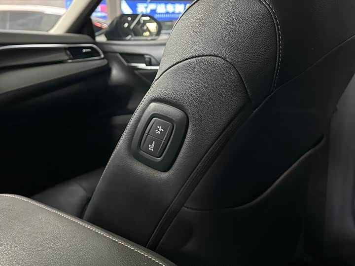 Фото 21 - Toyota Camry