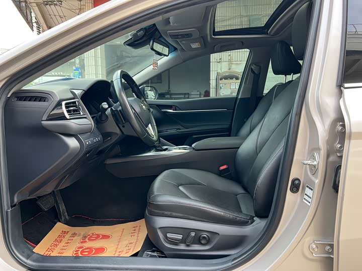 Фото 4 - Toyota Camry