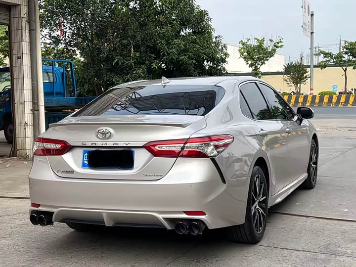 Фото 7 - Toyota Camry