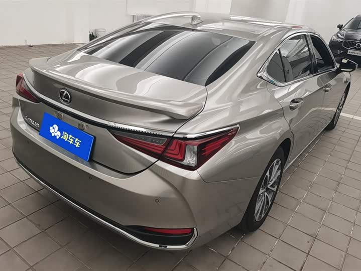 Фото 3 - Lexus ES