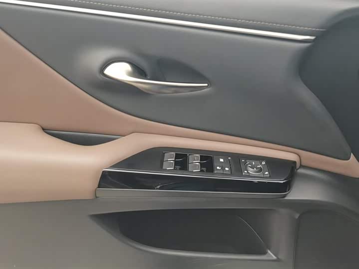 Фото 7 - Lexus ES