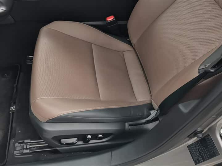 Фото 9 - Lexus ES