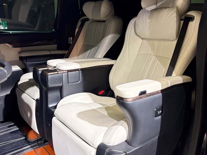 Фото 14 - Toyota Vellfire