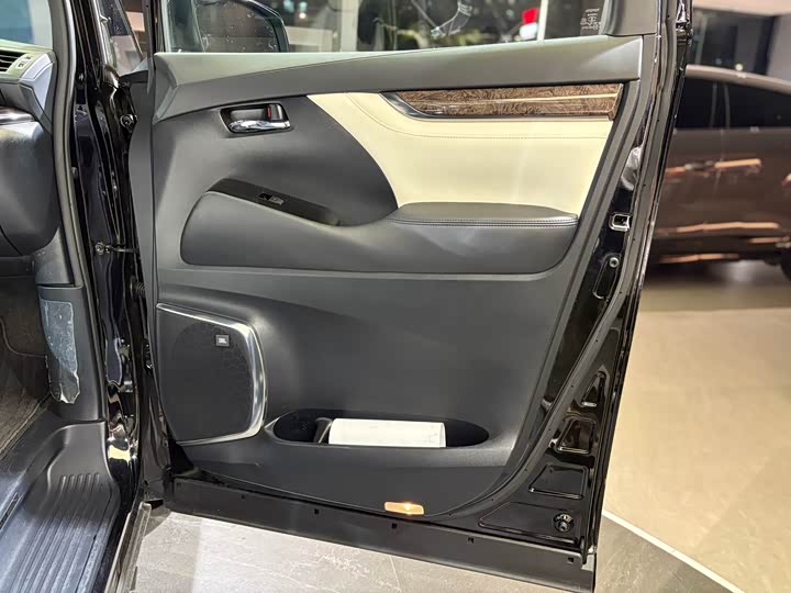 Фото 18 - Toyota Vellfire