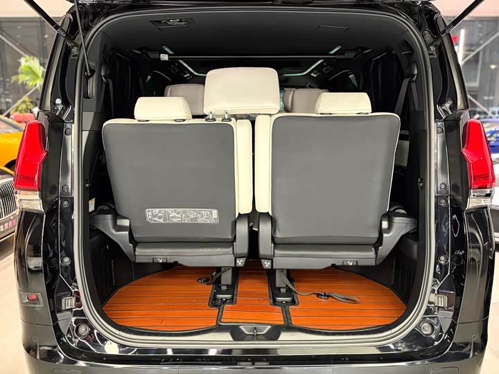 Фото 21 - Toyota Vellfire