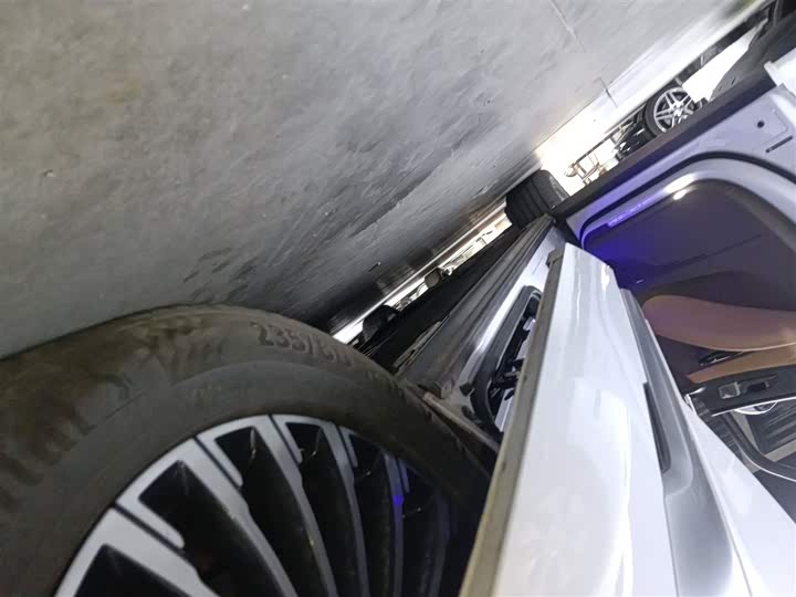 Фото 22 - Denza D9