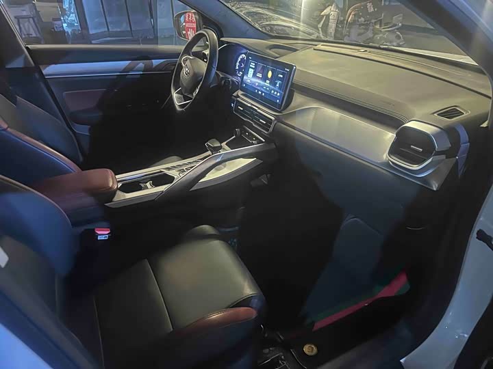 Фото 4 - Geely Coolray