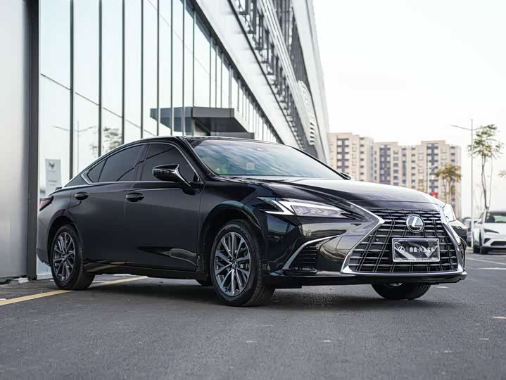 Фото 3 - Lexus ES