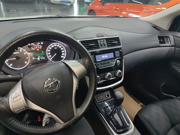 Фото 10 - Nissan Tiida