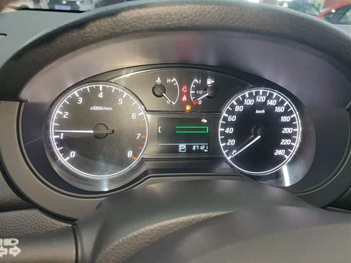 Фото 12 - Nissan Tiida